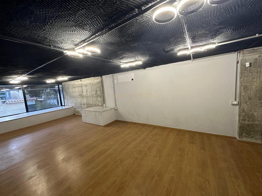 Disponiamo di Uffici in Affitto nella zona di Myslym Shyri - 800 Euro