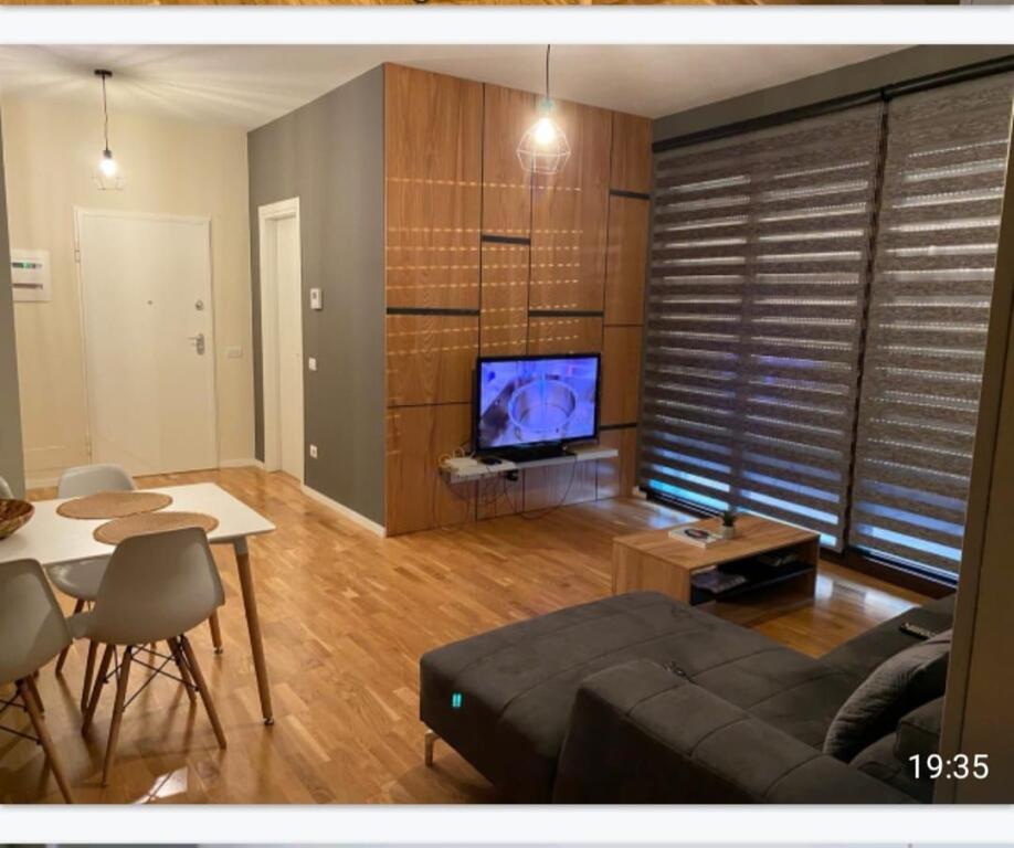 Jepet apartament me qira 1+1 tek rruga barrikadave