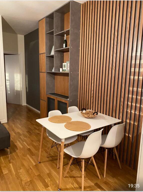Jepet apartament me qira 1+1 tek rruga barrikadave