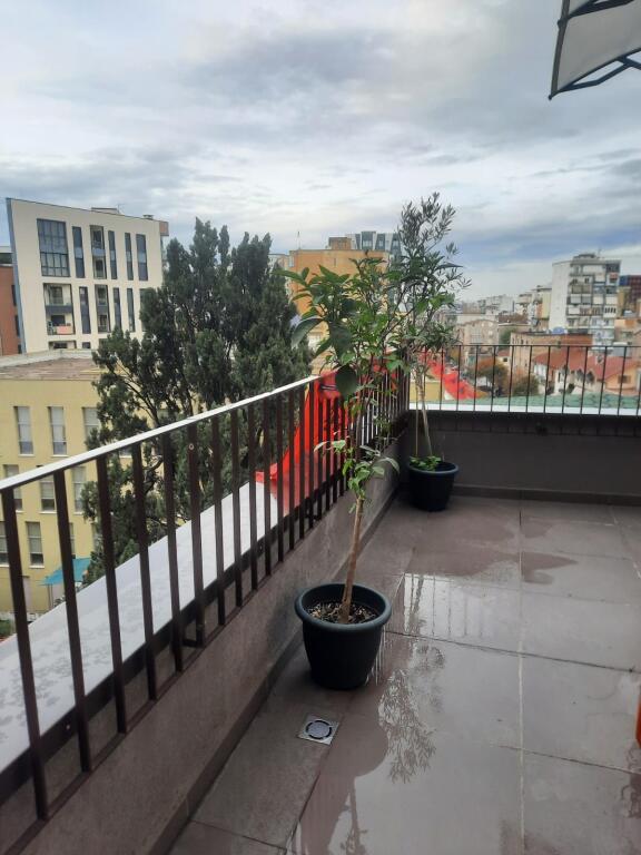 Jepet apartament me qira 1+1 tek rruga barrikadave