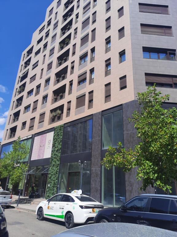 Jepet apartament me qira 1+1 tek rruga barrikadave