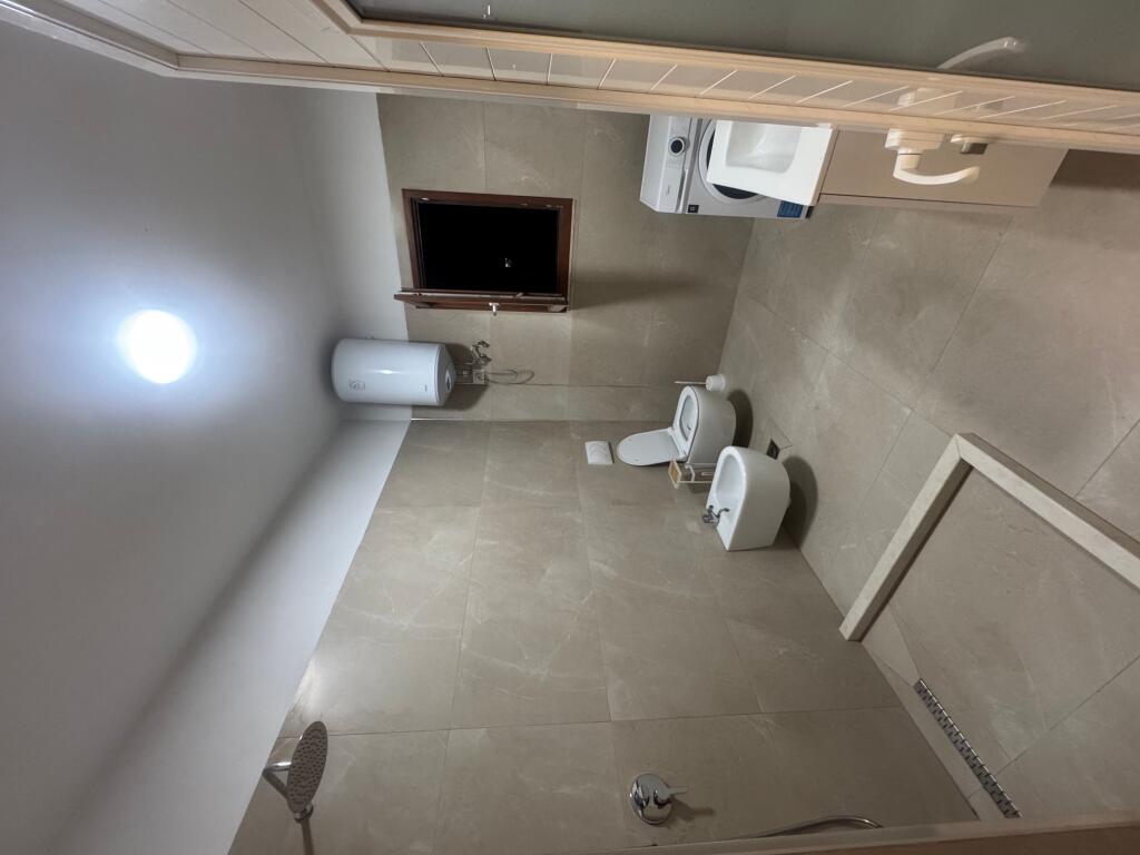 In affitto parte di villa – 2° piano 📍 Sauk, vicino Hotel Baron 🏠 Tipologia: 2+1 🚗 Posto auto incluso 💰 Affitto: 500 € / mese