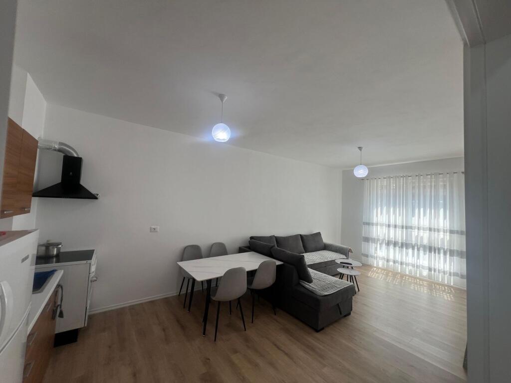 🏡 Appartamento 2+1 in affitto – Paskuqan  📐 Superficie: 94 m² 🏢 Piano: 2 (con ascensore) 🛋️ Stato: Arredato 🏗️ Costruzione: Lita Konstruksion  💰 Prezzo: 45.000 lek / mese