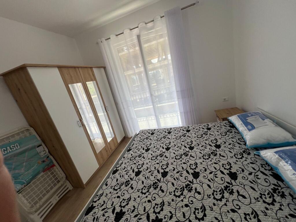 🏡 Appartamento 2+1 in affitto – Paskuqan  📐 Superficie: 94 m² 🏢 Piano: 2 (con ascensore) 🛋️ Stato: Arredato 🏗️ Costruzione: Lita Konstruksion  💰 Prezzo: 45.000 lek / mese