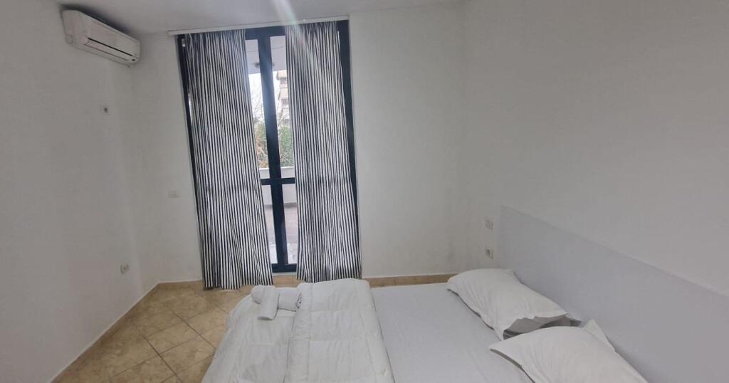 2+1,i mobiluar te supermarket joena ,21 dhjetori,700 euro