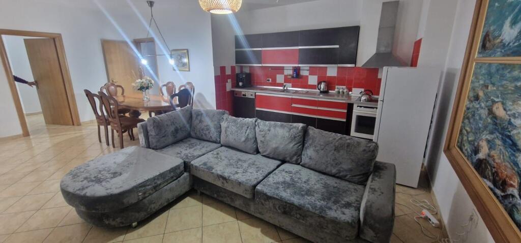 2+1,i mobiluar te supermarket joena ,21 dhjetori,700 euro