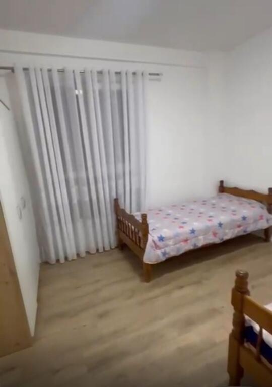 🏡 Appartamento 2+1 in affitto – Paskuqan  📐 Superficie: 94 m² 🏢 Piano: 2 (con ascensore) 🛋️ Stato: Arredato 🏗️ Costruzione: Lita Konstruksion  💰 Prezzo: 45.000 lek / mese