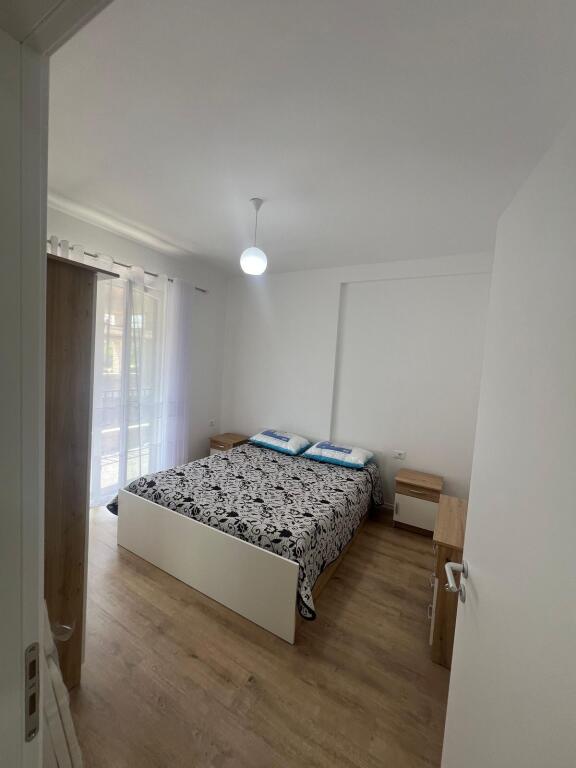 🏡 Appartamento 2+1 in affitto – Paskuqan  📐 Superficie: 94 m² 🏢 Piano: 2 (con ascensore) 🛋️ Stato: Arredato 🏗️ Costruzione: Lita Konstruksion  💰 Prezzo: 45.000 lek / mese