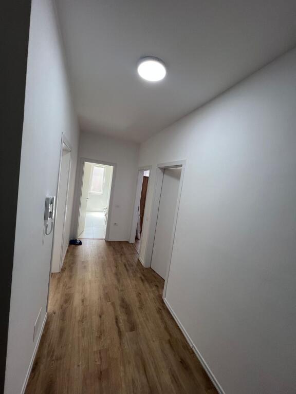 🏡 Appartamento 2+1 in affitto – Paskuqan  📐 Superficie: 94 m² 🏢 Piano: 2 (con ascensore) 🛋️ Stato: Arredato 🏗️ Costruzione: Lita Konstruksion  💰 Prezzo: 45.000 lek / mese