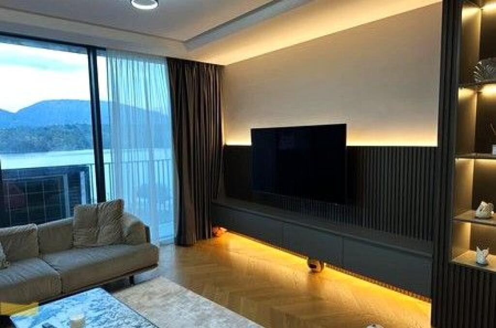Shitet, Apartament 2+1+2+ Post parkimi Lake View Residence, Tiranë.