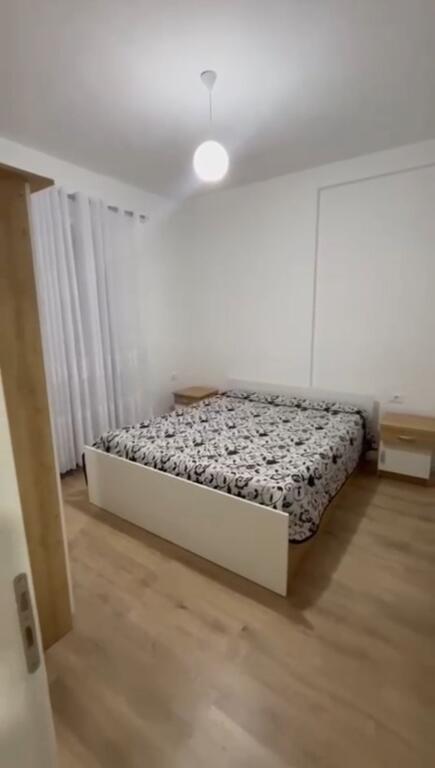 🏡 Appartamento 2+1 in affitto – Paskuqan  📐 Superficie: 94 m² 🏢 Piano: 2 (con ascensore) 🛋️ Stato: Arredato 🏗️ Costruzione: Lita Konstruksion  💰 Prezzo: 45.000 lek / mese