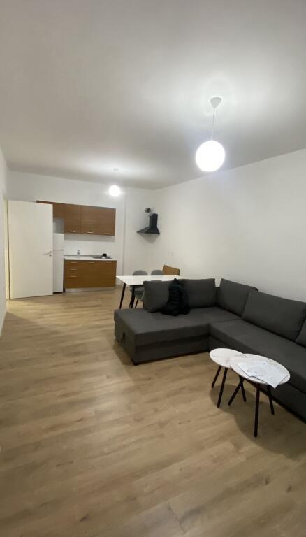 🏡 Appartamento 2+1 in affitto – Paskuqan  📐 Superficie: 94 m² 🏢 Piano: 2 (con ascensore) 🛋️ Stato: Arredato 🏗️ Costruzione: Lita Konstruksion  💰 Prezzo: 45.000 lek / mese