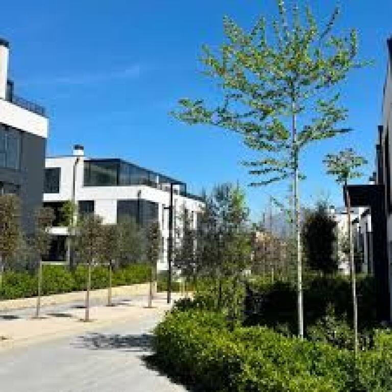 Shitet apartament tek Liqeni i Thatë, në kompleksin FZ Konstruksion