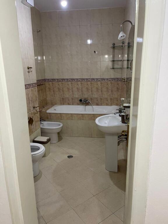 📣 QERA Apartament 2+1+2 📍 Komuna e Parisit, Perballe Delish Fish ✨