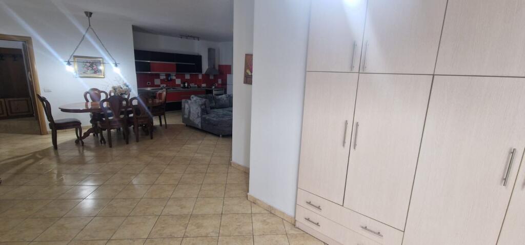 2+1,i mobiluar te supermarket joena ,21 dhjetori,700 euro