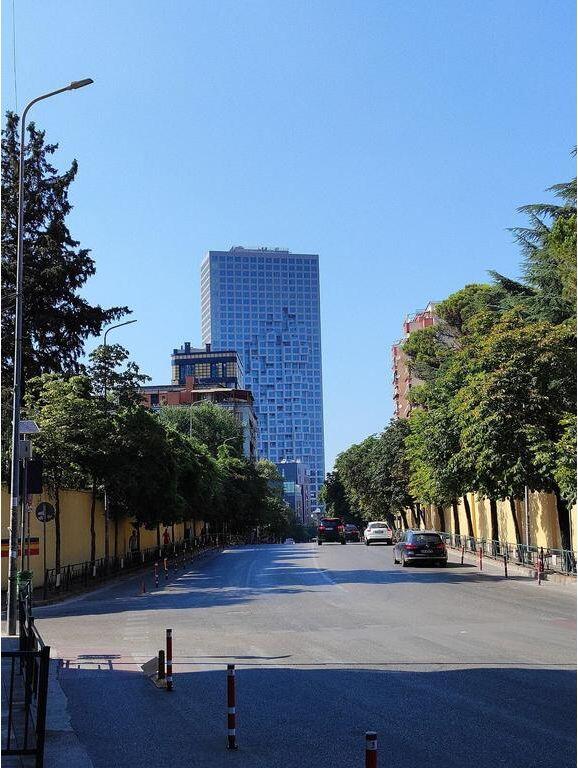 Shitet, Garsionere, Rruga e Elbasanit,Tirane