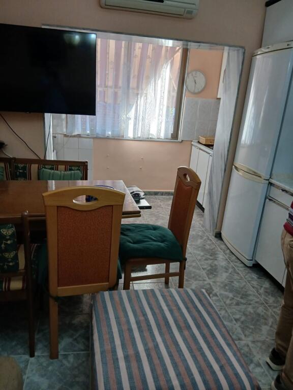 Apartment 2+1, Red School!