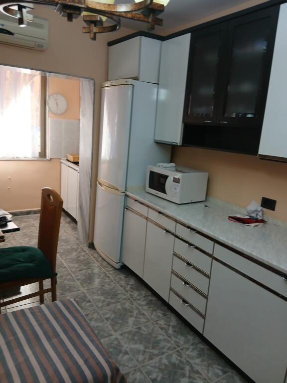 Apartment 2+1, Red School!