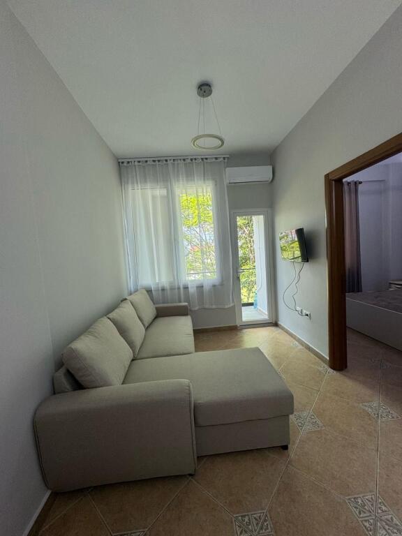 🏡 Jepet me qira apartament 1+1 – Vilat Gjermane  📍 Zona: Vilat Gjermane 🏢 Pallat i ri 🛋️ Apartamenti është i mobiluar dhe në gjendje shumë të mirë 🍽️ Kuzhinë e kompletuar 🛏️ Dhomë gjumi komode ☀️ Ndriçim natyral dhe ambient i qetë  💰 Çmimi: 40.000 lekë / muaj  📞 