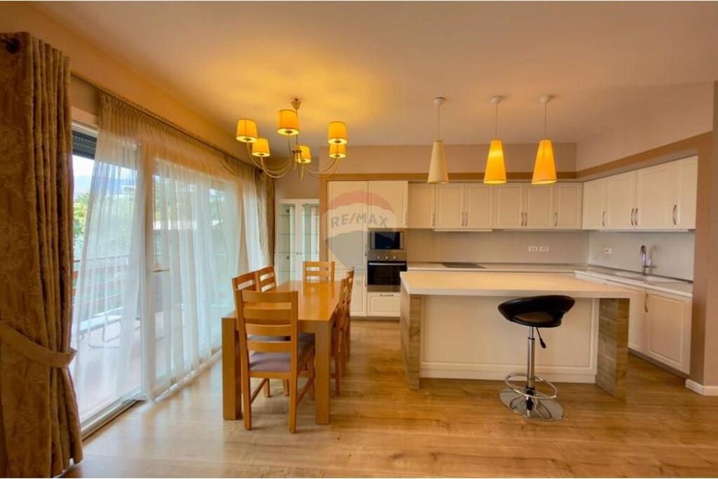 Apartament 3+1+2+ verande te Long Hill Residence