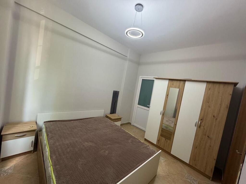 🏡 Jepet me qira apartament 1+1 – Vilat Gjermane  📍 Zona: Vilat Gjermane 🏢 Pallat i ri 🛋️ Apartamenti është i mobiluar dhe në gjendje shumë të mirë 🍽️ Kuzhinë e kompletuar 🛏️ Dhomë gjumi komode ☀️ Ndriçim natyral dhe ambient i qetë  💰 Çmimi: 40.000 lekë / muaj  📞 