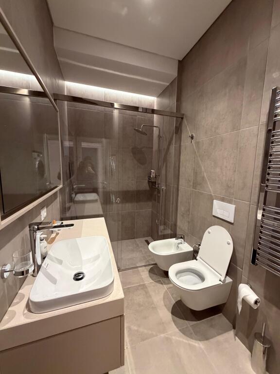 Shitet apartament 3+1+2 + post parkimi tek Rruga e Kosovareve