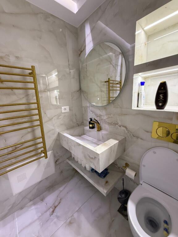🏠 JEPET ME QIRA – GARSONIERE  📍 Zona: 21 Dhjetor💰 Çmimi: 55.000 lekë / muaj