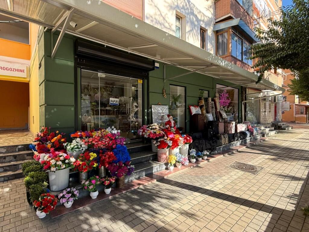 Negozio in vendita di fronte alla strada centro Rrogozhine