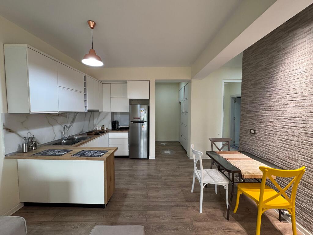 Appartamento 1+1 in affitto completamente investito quartiere 1 Durres