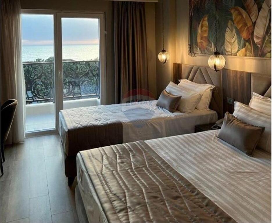 SUPER HOTEL IN VENDITA A GOLEM, 180 M DAL MARE!