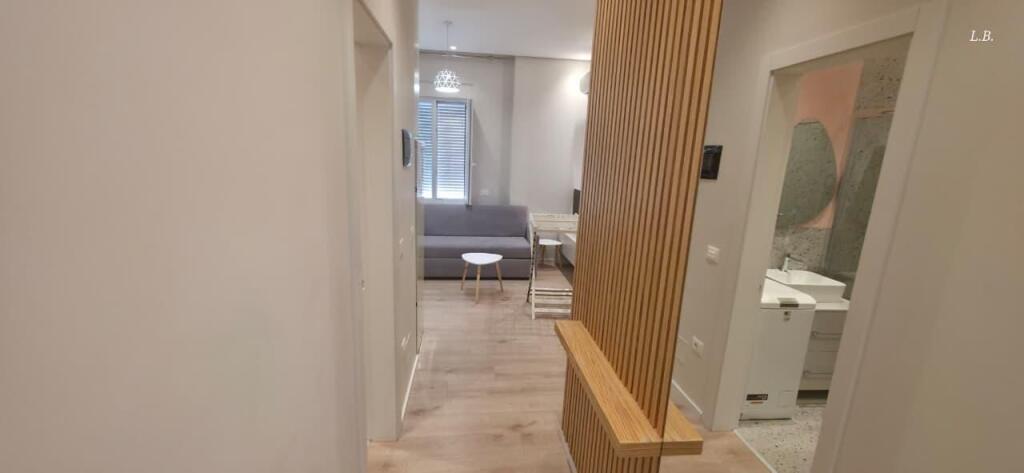 🏡 Appartamento 1+1 in affitto 📍 Centro, Tirana – vicino al palazzo di 9 piani