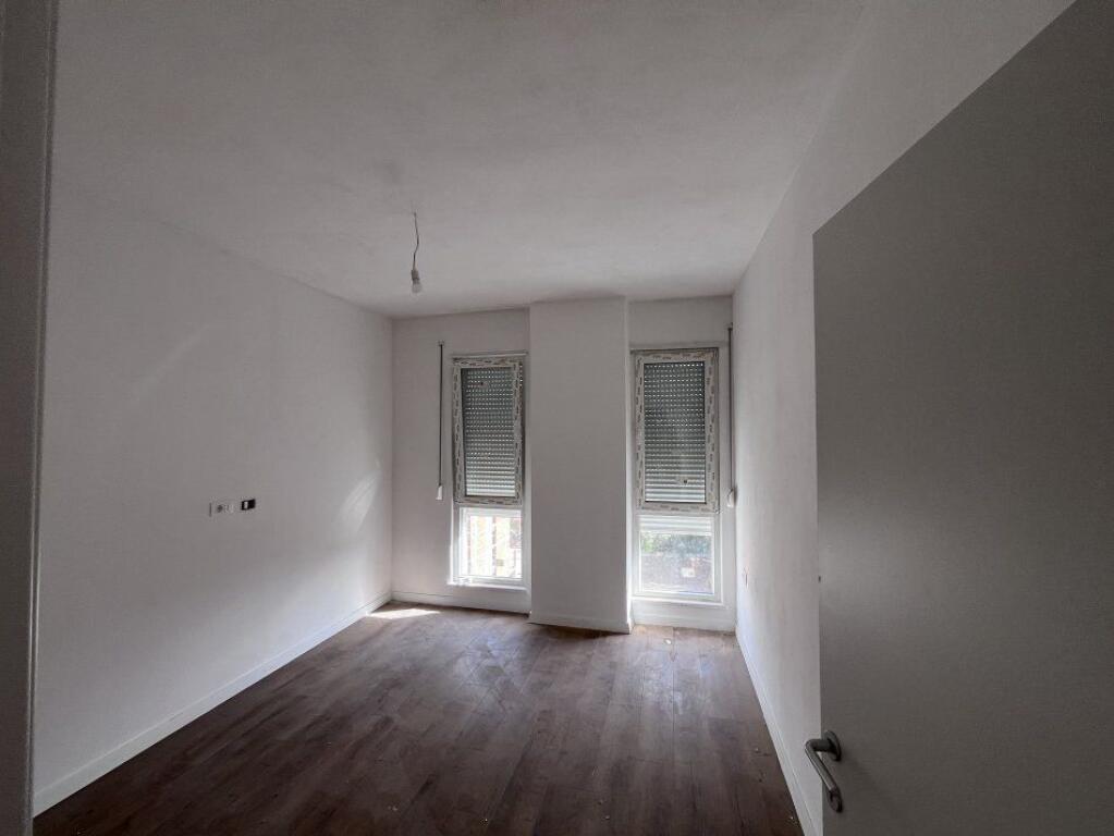 OFFICE FOR RENT 40 M2 BLLOK 65,000 LEKE