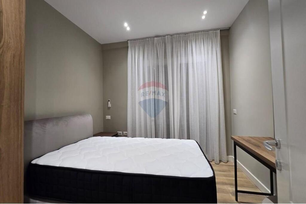 Zbuloni jetesën luksoze dhe komode në këtë dupleks të jashtëzakonshëm për qira, të vendosur në një nga zonat më të kërkuara të Tiranës, Liqeni i Thatë.