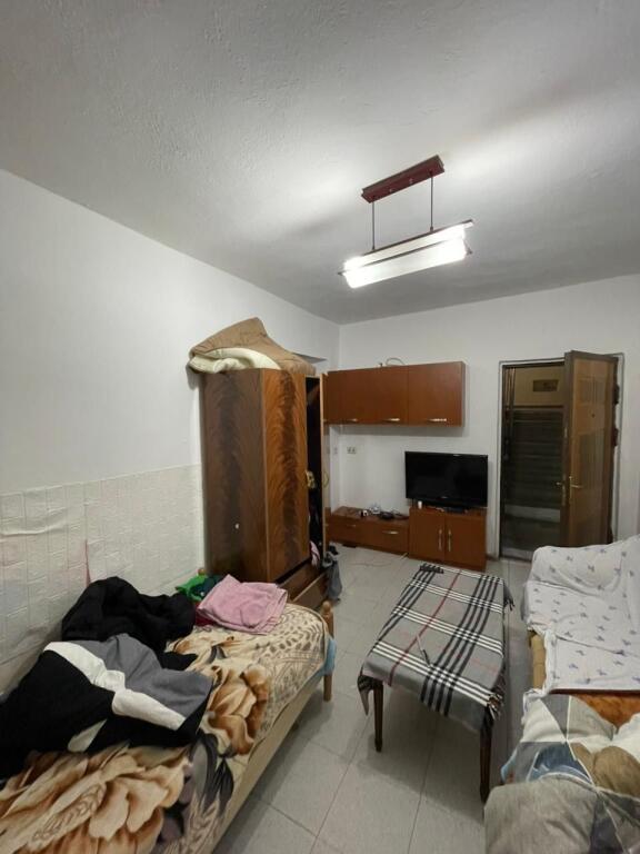 Entrance room for sale, at the hygiene director's, 69,000 euros