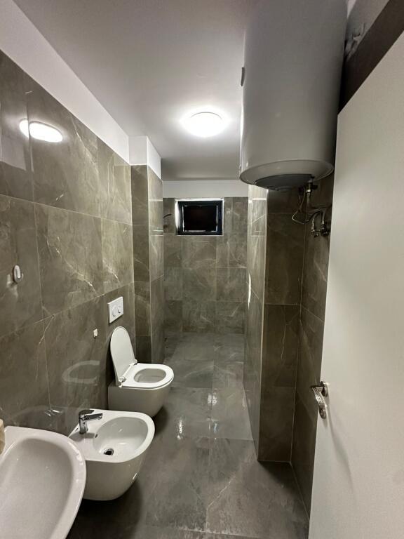 🏡 IN AFFITTO – APPARTAMENTO 2+1📍 Palazzo: Future Home – Unaza e Re / Astir💶 Prezzo: 500 € + posto auto
