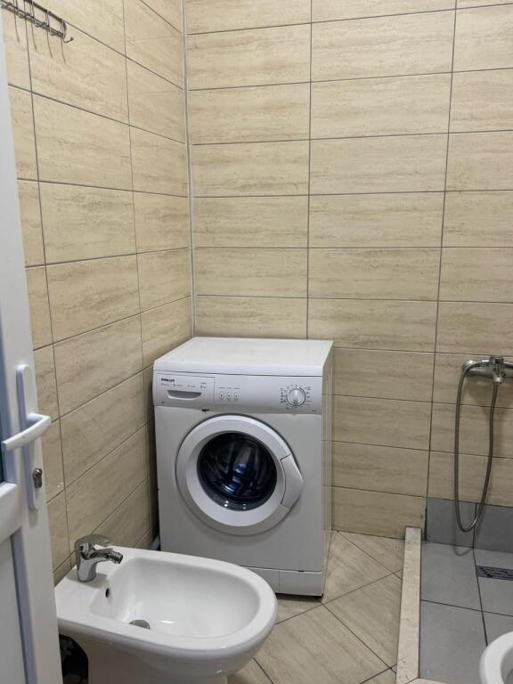 🏡 Jepet me qira apartament 1+1 – Vilat Gjermane💰 Çmimi: 40.000 lekë / muaj
