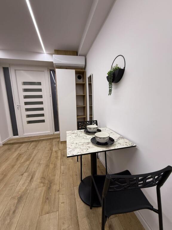 🏠 JEPET ME QIRA – GARSONIERE  📍 Zona: 21 Dhjetor💰 Çmimi: 55.000 lekë / muaj