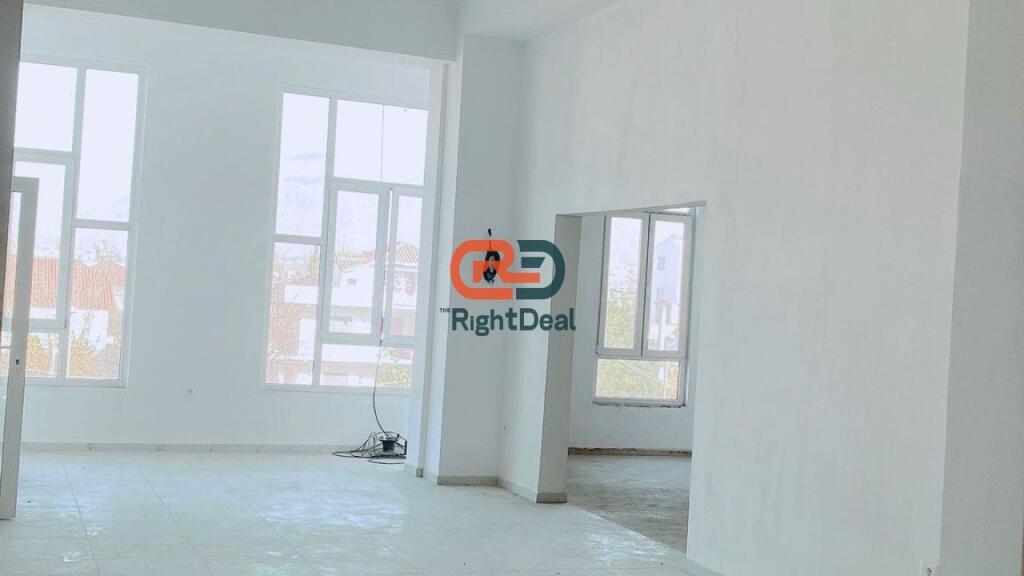 Tek Kthesa E Kamzes, Jepet Me Qira Ambient Per Zyra Me Lokacion Perfekt !!!