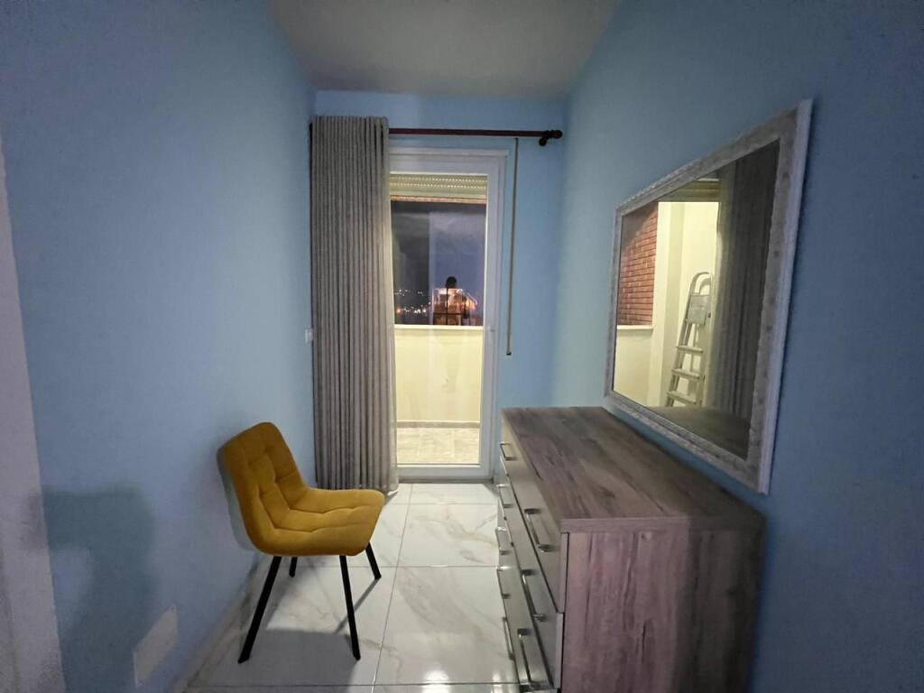 📣 QERA SUPER Apartament 1+1 📍 Golden Park Residence, Perballe Spitalit Amerikan 3 ✨   🏢 Ndertim i Ri  🪜 Kati 8 (Me Ashensor)  🛋️ Mobiluar Me Kushte Bashkekohore   💶 Cmimi 45.000 Leke/Muaj