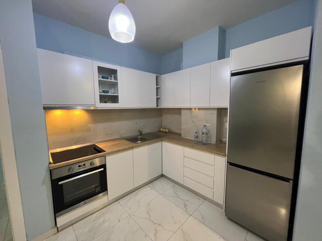 📣 QERA SUPER Apartament 1+1 📍 Golden Park Residence, Perballe Spitalit Amerikan 3 ✨   🏢 Ndertim i Ri  🪜 Kati 8 (Me Ashensor)  🛋️ Mobiluar Me Kushte Bashkekohore   💶 Cmimi 45.000 Leke/Muaj