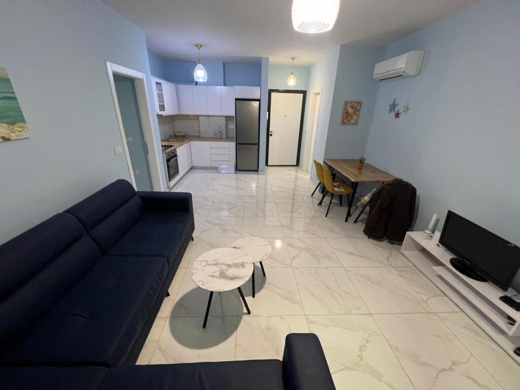📣 QERA SUPER Apartament 1+1 📍 Golden Park Residence, Perballe Spitalit Amerikan 3 ✨   🏢 Ndertim i Ri  🪜 Kati 8 (Me Ashensor)  🛋️ Mobiluar Me Kushte Bashkekohore   💶 Cmimi 45.000 Leke/Muaj