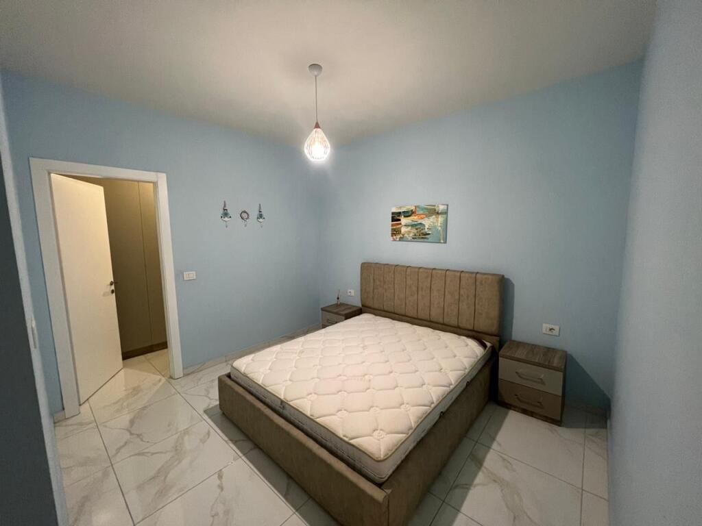 📣 QERA SUPER Apartament 1+1 📍 Golden Park Residence, Perballe Spitalit Amerikan 3 ✨   🏢 Ndertim i Ri  🪜 Kati 8 (Me Ashensor)  🛋️ Mobiluar Me Kushte Bashkekohore   💶 Cmimi 45.000 Leke/Muaj