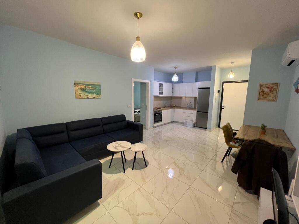 📣 QERA SUPER Apartament 1+1 📍 Golden Park Residence, Perballe Spitalit Amerikan 3 ✨   🏢 Ndertim i Ri  🪜 Kati 8 (Me Ashensor)  🛋️ Mobiluar Me Kushte Bashkekohore   💶 Cmimi 45.000 Leke/Muaj