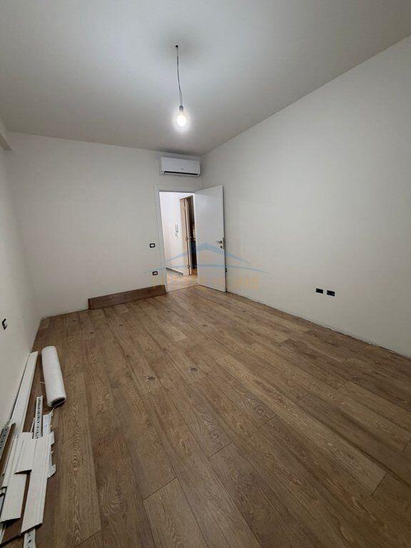 Apartament 1+1 Me Qira në Komunën e Parisit, Tiranë
