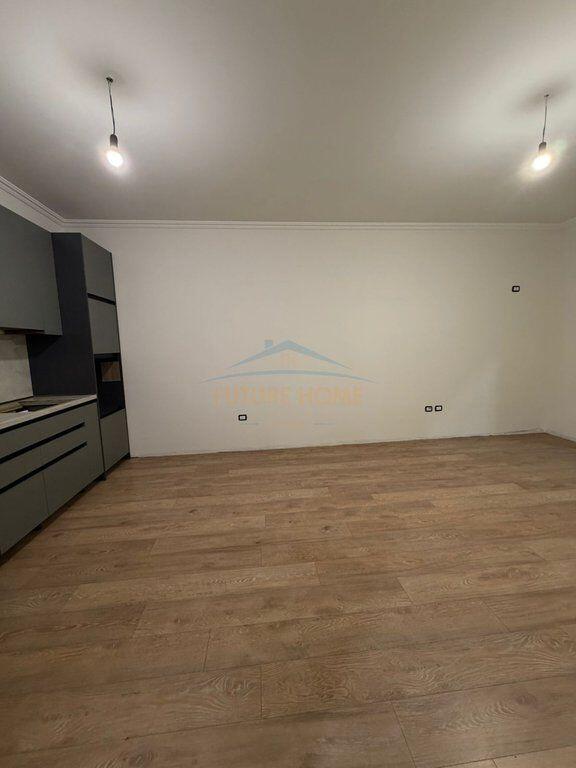 Apartament 1+1 Me Qira në Komunën e Parisit, Tiranë.