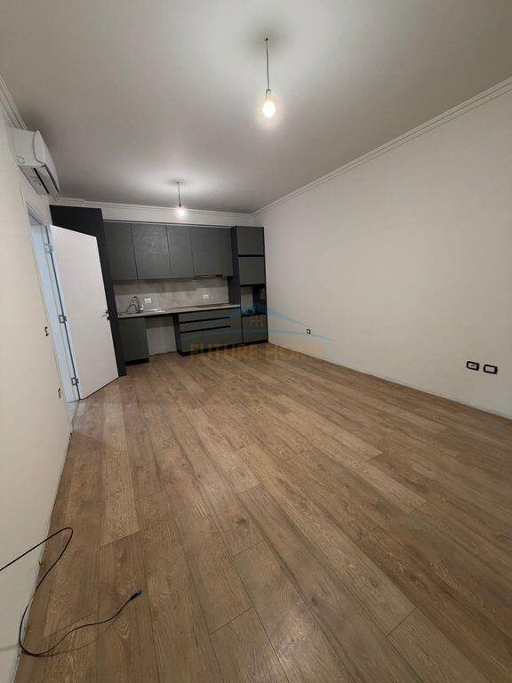 Apartament 1+1 Me Qira në Komunën e Parisit, Tiranë.