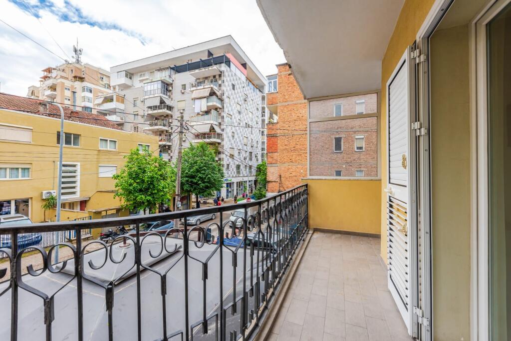 Appartamento 2+1 in via Qemal Stafa vicino al mercato nuovo