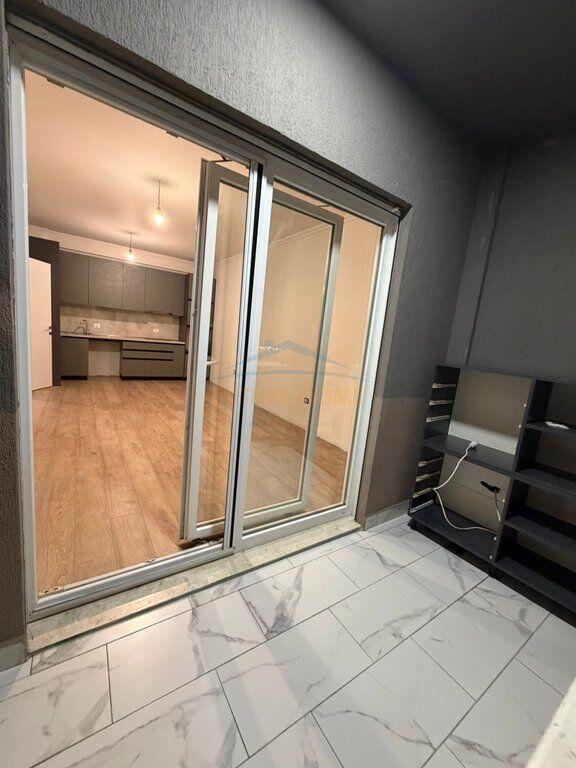 Apartament 1+1 Me Qira në Komunën e Parisit, Tiranë