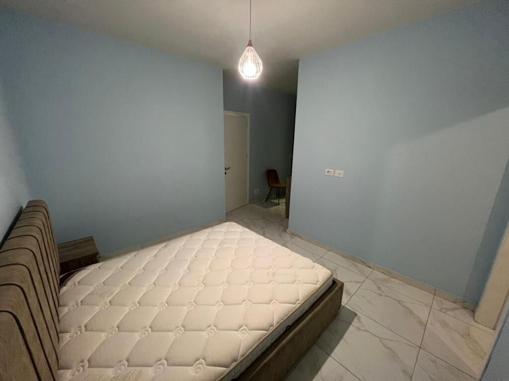 📣 QERA SUPER Apartament 1+1 📍 Golden Park Residence, Perballe Spitalit Amerikan 3 ✨   🏢 Ndertim i Ri  🪜 Kati 8 (Me Ashensor)  🛋️ Mobiluar Me Kushte Bashkekohore   💶 Cmimi 45.000 Leke/Muaj