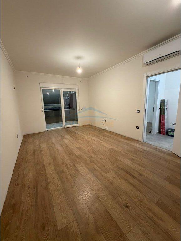 Apartament 1+1 Me Qira në Komunën e Parisit, Tiranë